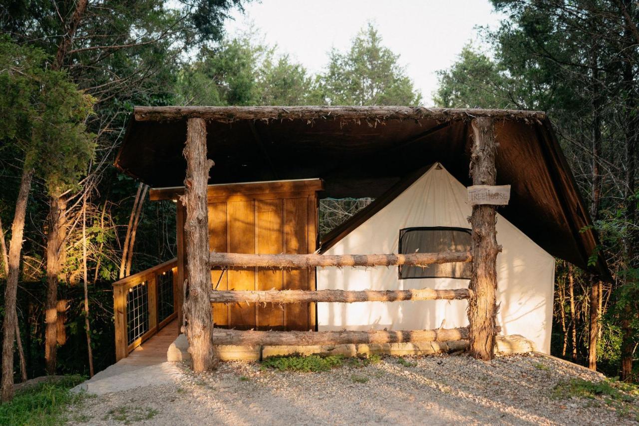 Treehouse Cozy Glamping Site Hotell Branson Exteriör bild